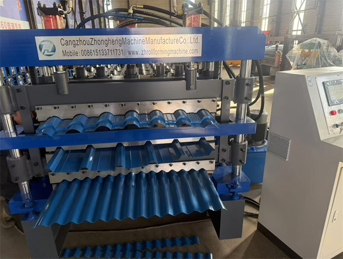 Triple layer roofing panels forming machine